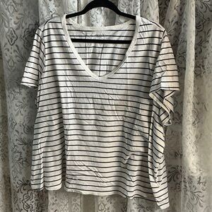 ❤️ Old Navy White and Dark Navy Striped Everywear V-Neck Tee